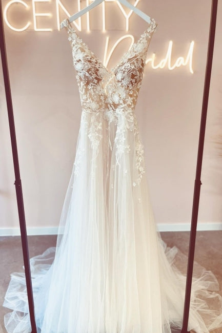 Fabulous Long V-Neck Sleeveless Lace Backless Wedding Dresses Online